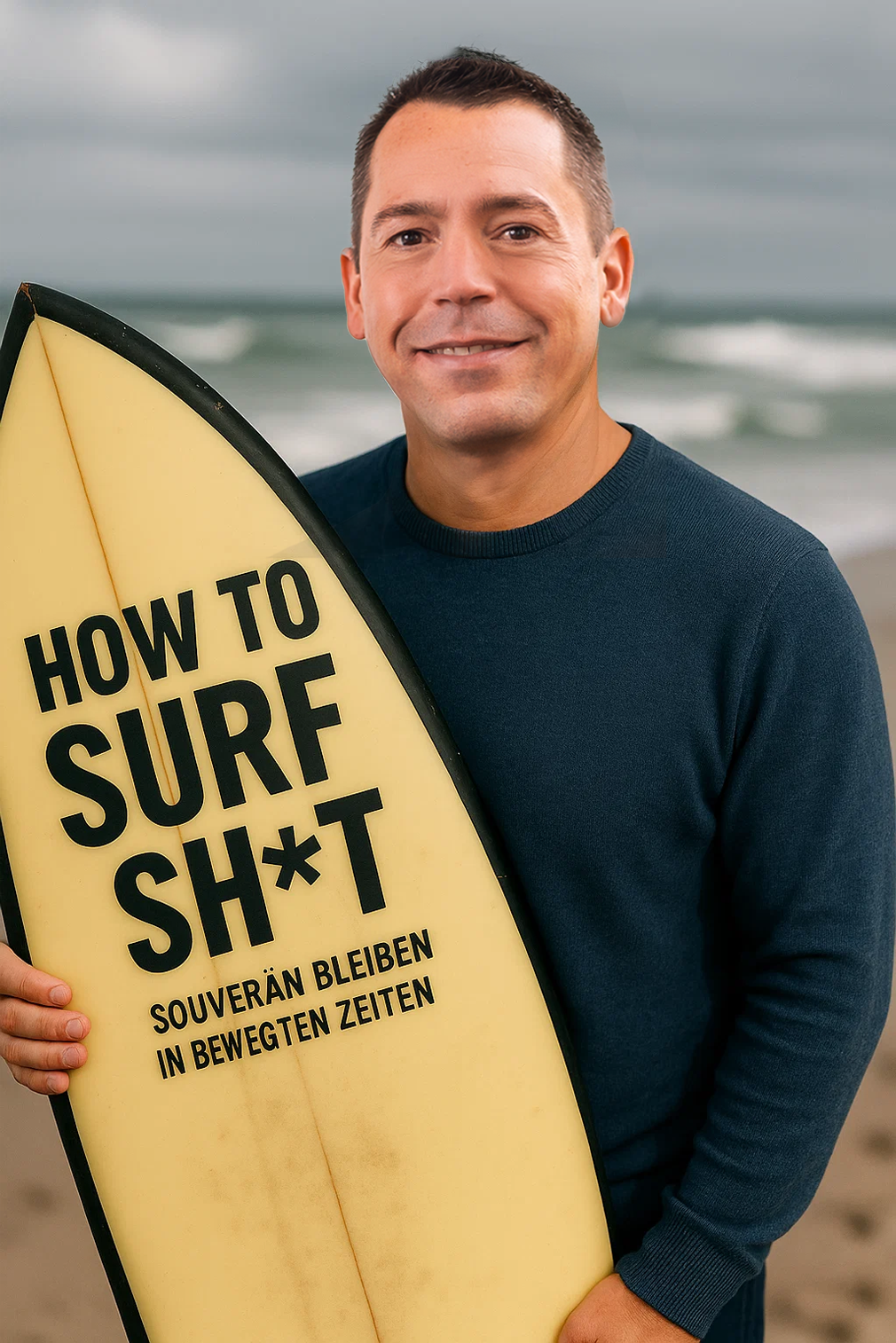 Jan Michael Rasimus steht als Surfer am Strand mit dem Surfbrett auf dem Steht: How to Surf Sh*t. Im Hintergrund sieht man das Meer.